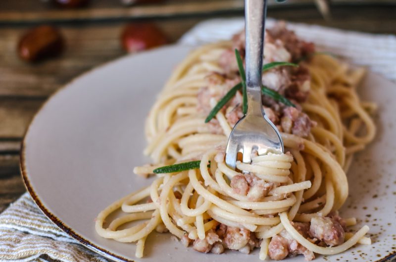 Spaghetti con castagne e salsiccia