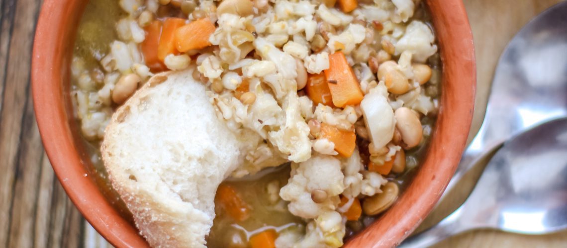 Zuppa di legumi e cereali