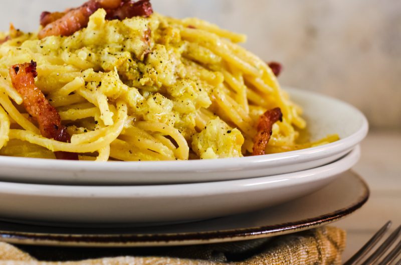 Spaghetti con crema di cavolfiore, curcuma e pancetta croccante