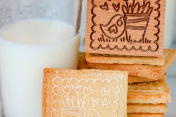Biscotti decorati con stampi incisi