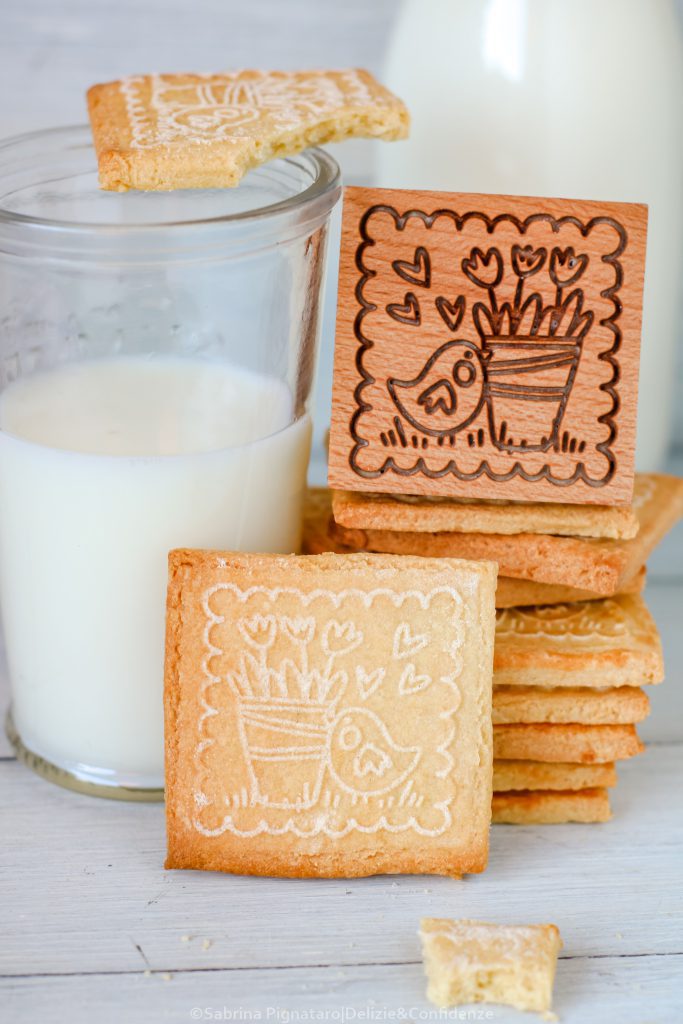 Biscotti decorati con stampi incisi