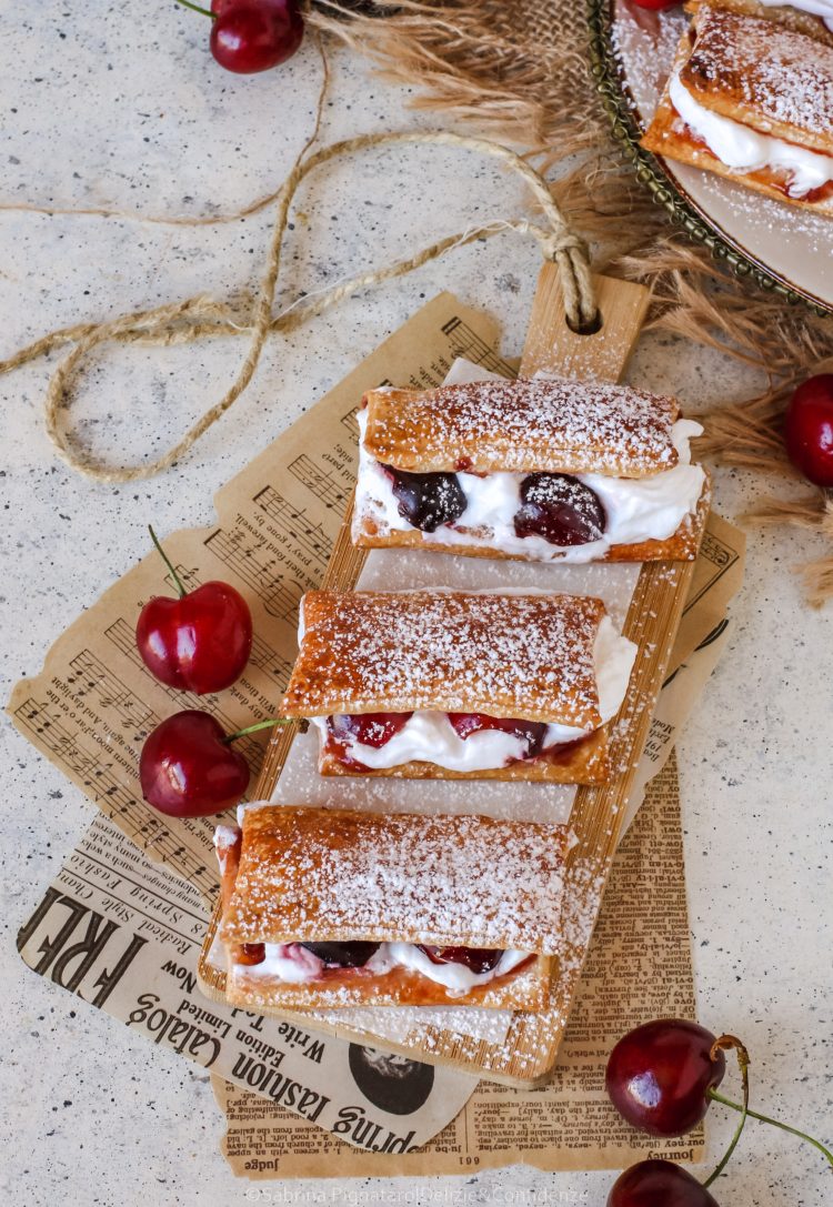 Dolcetti sfogliati alle ciliegie