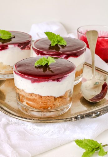 Coppette crema allo yogurt al cocco e coulis di frutti di bosco