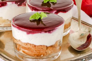 Coppette crema allo yogurt al cocco e coulis di frutti di bosco