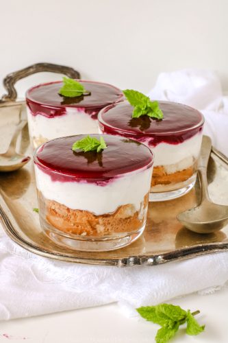 Coppette crema di yogurt al cocco e coulis di frutti di bosco