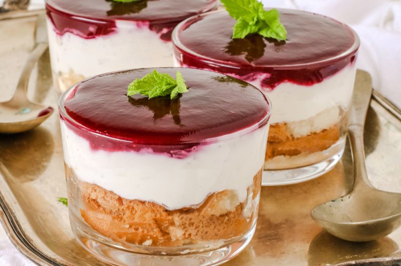 Coppette di crema allo yogurt con coulis di frutti di bosco