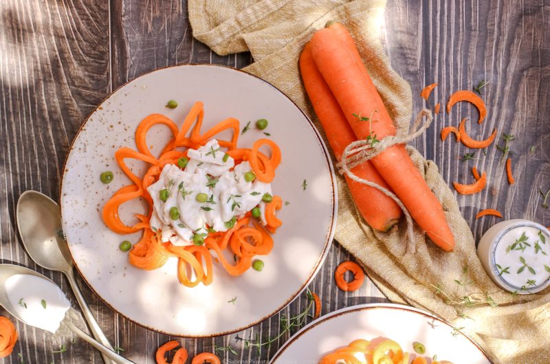 Spaghetti di carote con pollo alla salsa di yogurt