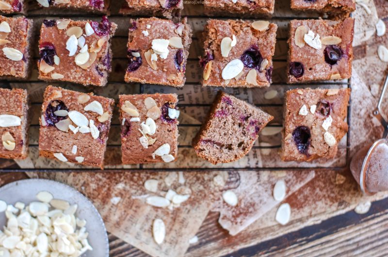 Torta all'uva fragola, cacao e mandorle