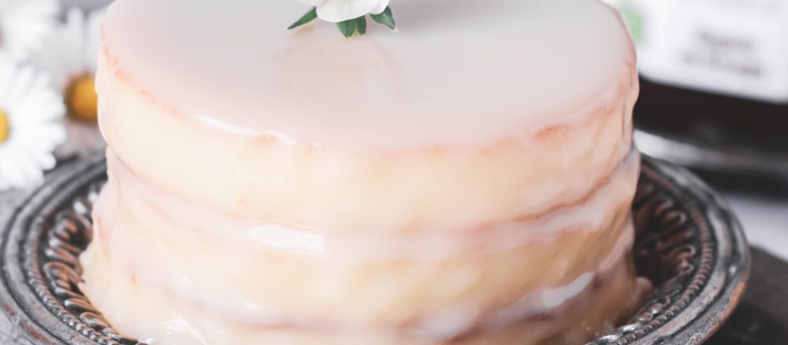 Tortine alle fragole con glassa al cioccolato bianco
