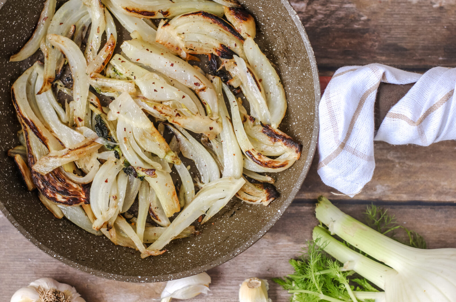 Finocchi in padella con aglio e peperoncino