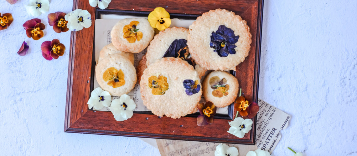 Biscotti con fiori eduli