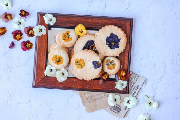 Biscotti con fiori eduli