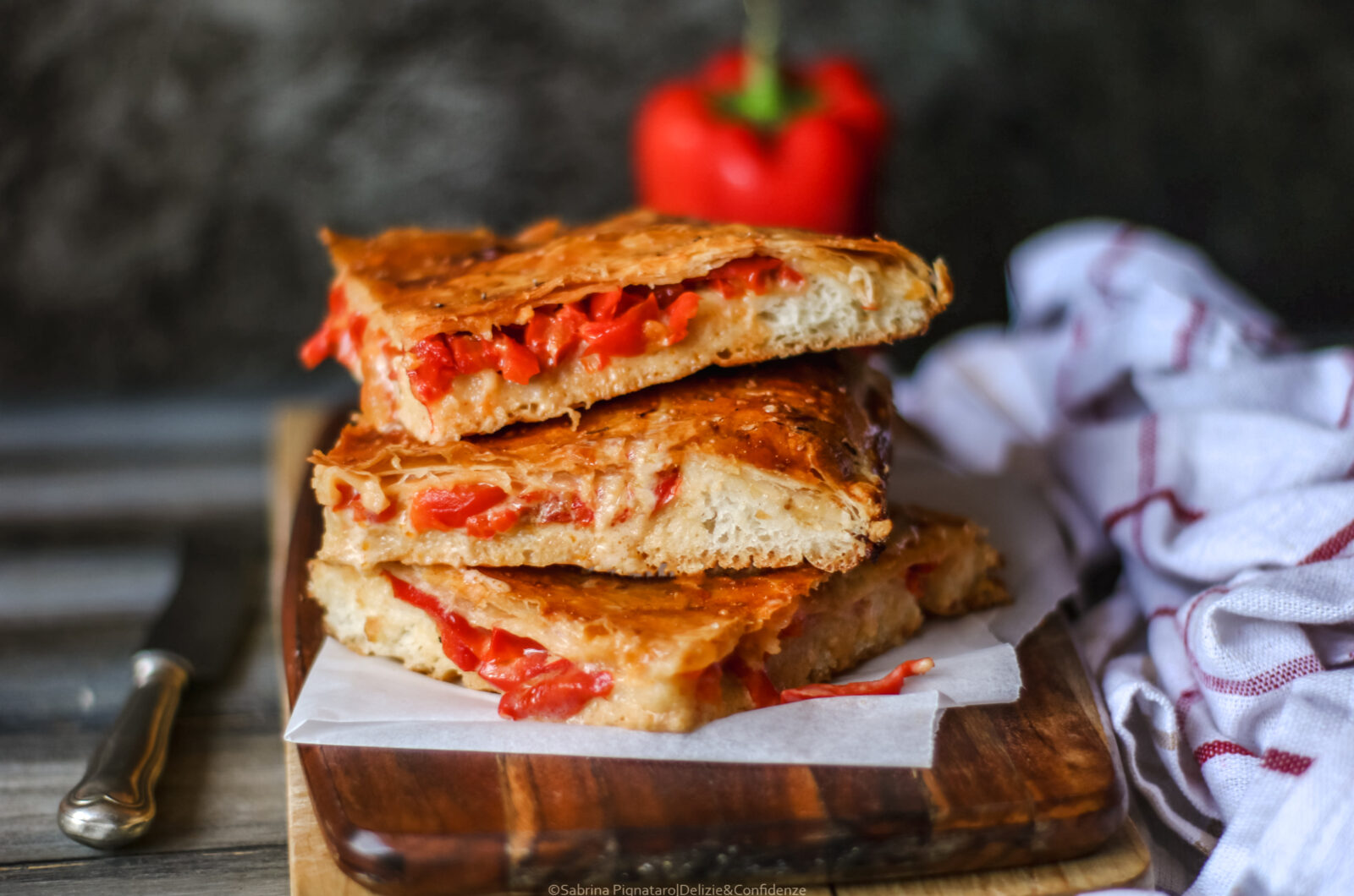 Pizza parigina con peperoni e besciamella vegetale