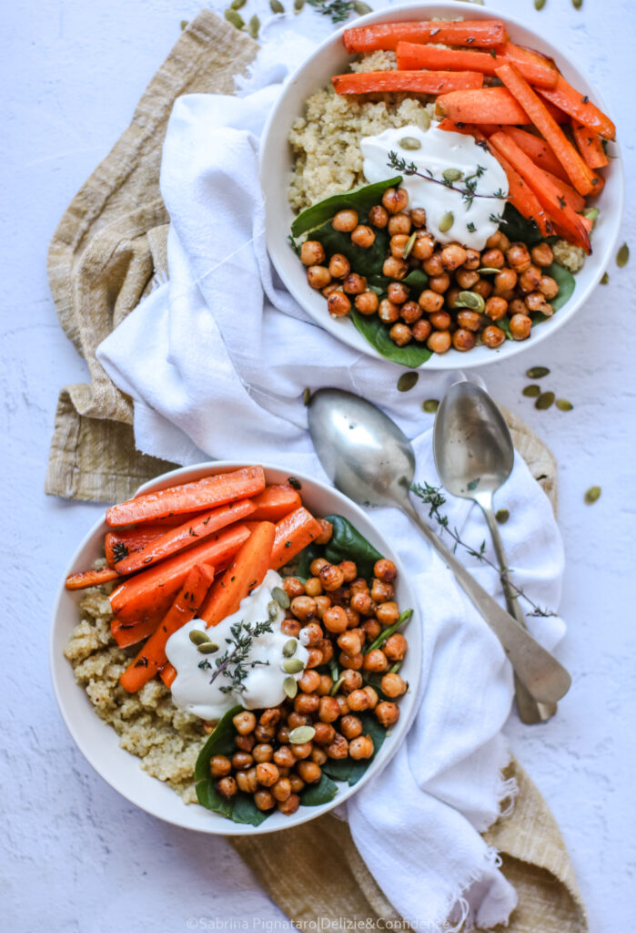 Bowl di quinoa con ceci speziati, carote al timo e salsa cremosa di yogurt vegetale e tahina