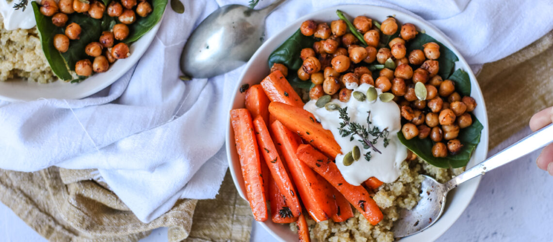 Bowl di quinoa con ceci speziati, carote al timo e salsa cremosa di yogurt vegetale e tahina