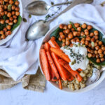 Bowl di quinoa con ceci speziati, carote al timo e salsa cremosa di yogurt vegetale e tahina