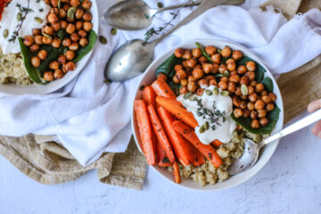 Bowl di quinoa con ceci speziati, carote al timo e salsa cremosa di yogurt vegetale e tahina