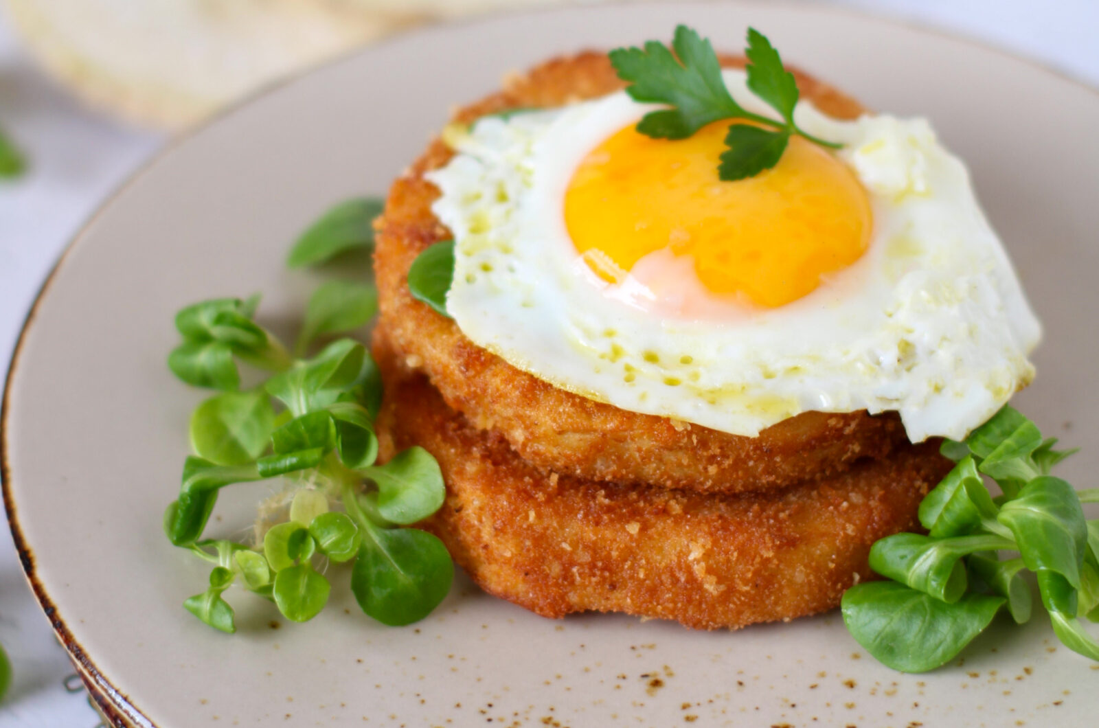 Cotolette di sedano rapa con uovo al tegamino