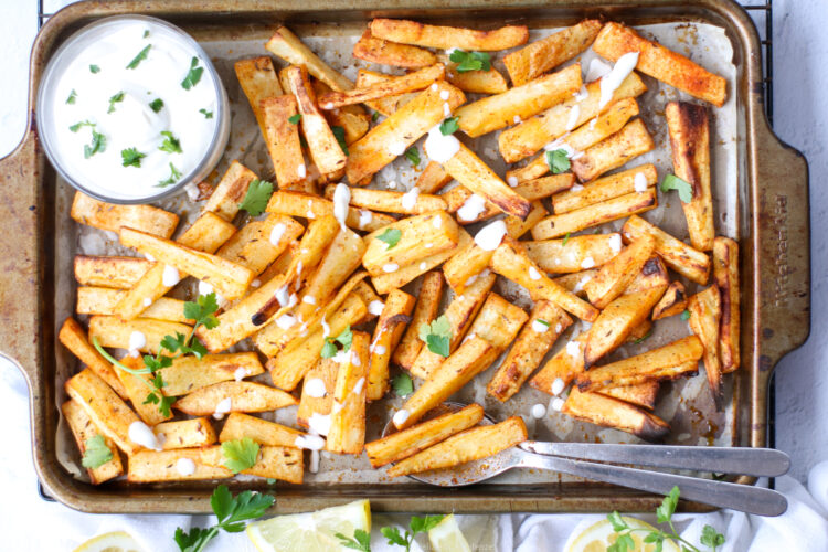 Pastinaca arrosto con spezie e salsa cremosa vegetale