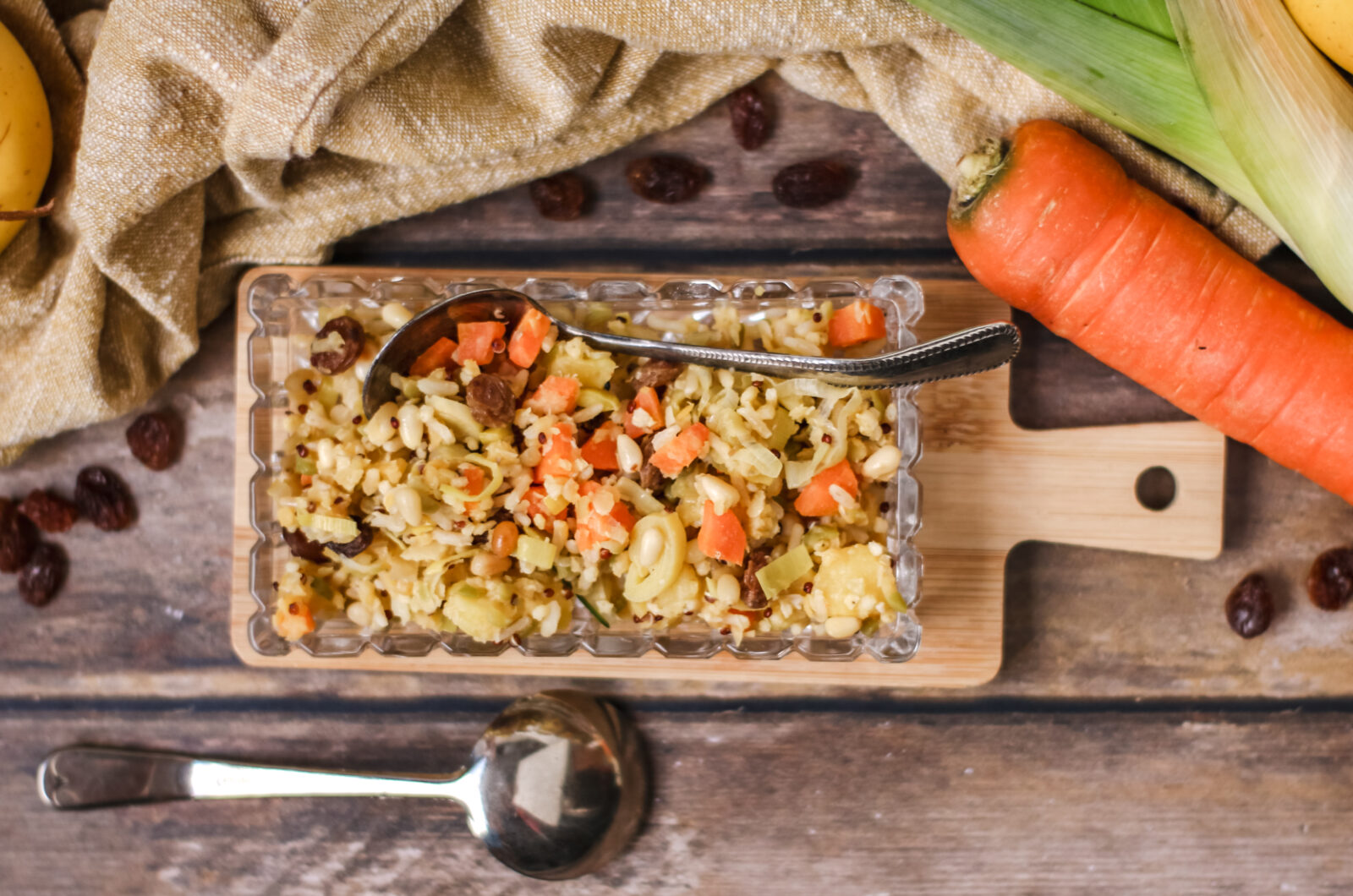 Insalata calda di legumi e cereali con porri, mele, pinoli e uvetta