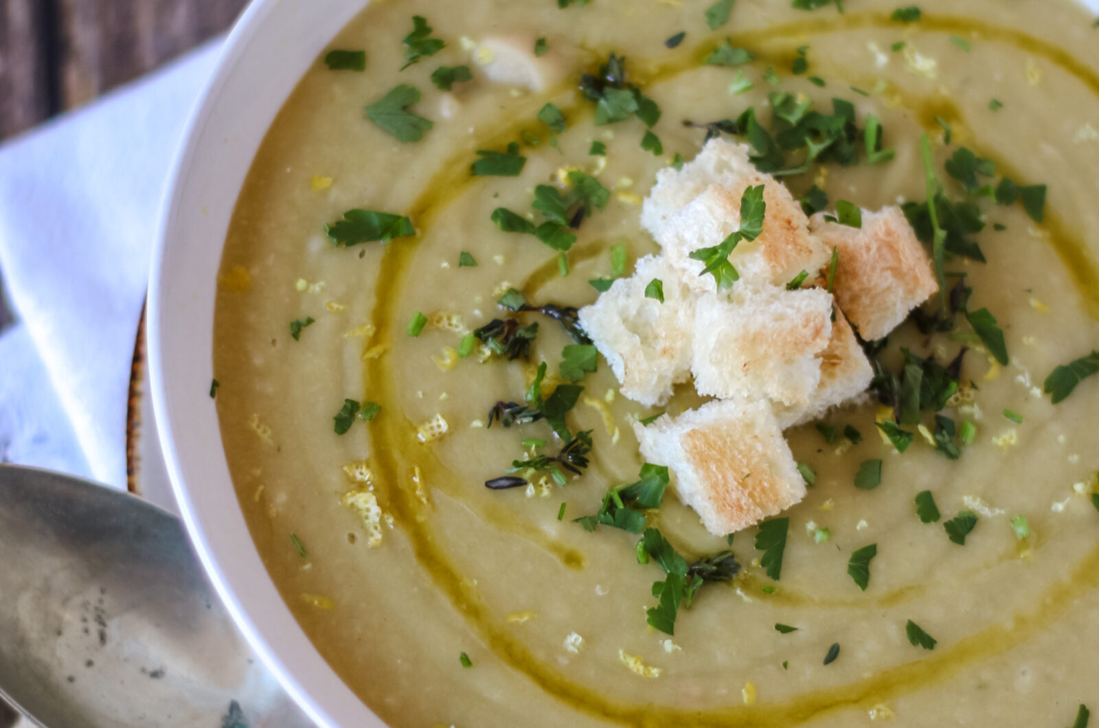 Crema leggera di porri con patate e cannellini, erbe fresche e limone