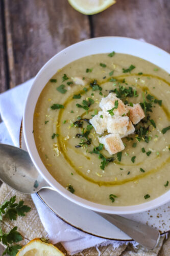 Crema di porri, patate e cannellini con limone ed erbe fresche