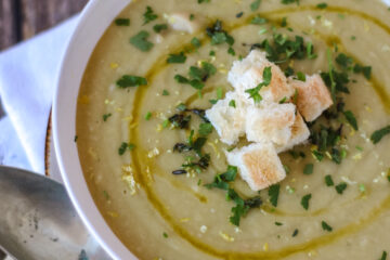 Crema di porri, patate e cannellini con limone ed erbe fresche