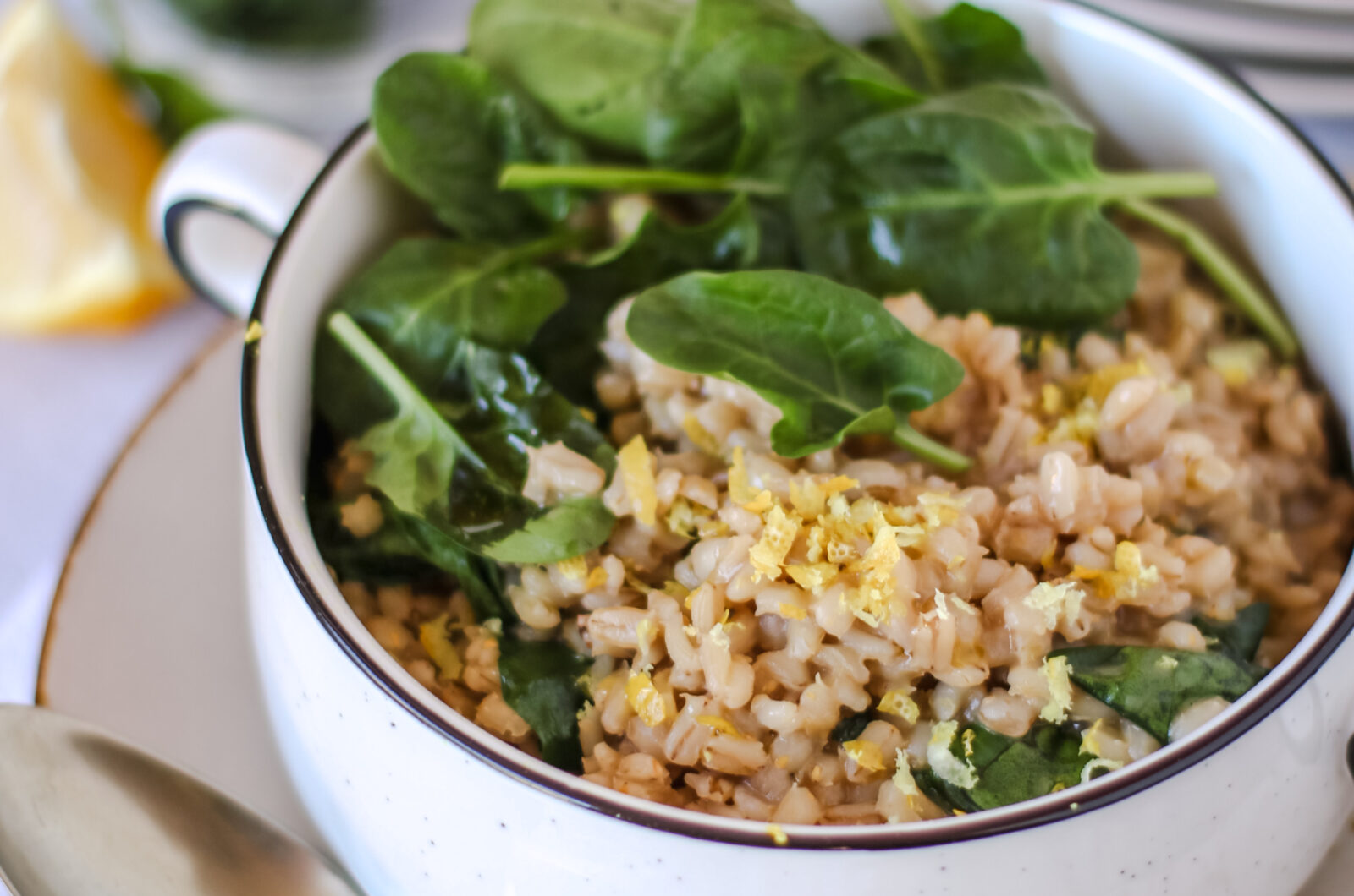 Orzotto leggero con cipolline fresche, spinacino e limone