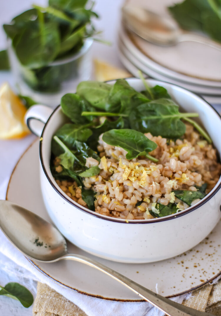 Orzotto cremoso con cipolline fresche e spinacino
