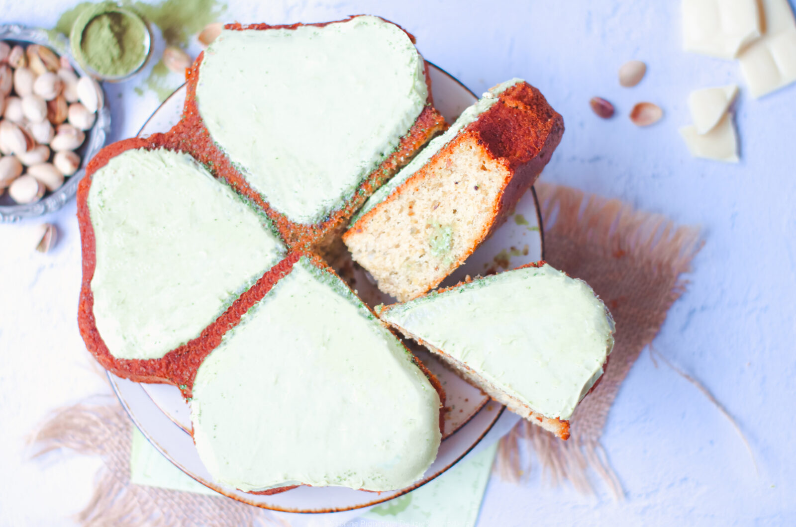 Torta quadrifoglio al pistacchio con glassa al cioccolato bianco vegano e matcha
