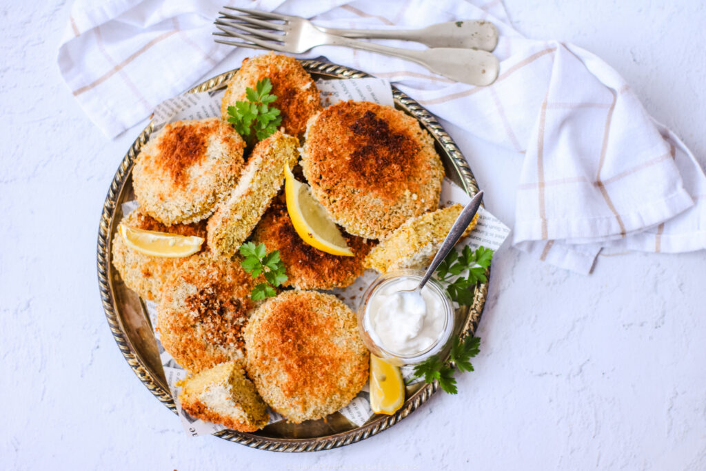 Burger croccanti di quinoa e ceci con carote al miele e tahina.
