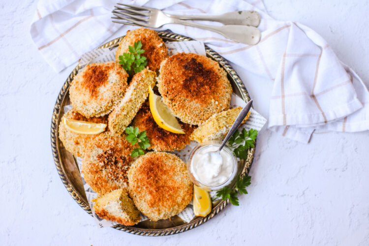 Burger croccanti di quinoa e ceci con carote al miele e tahina.