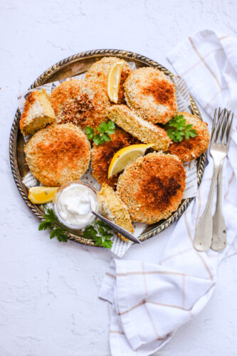 Burger croccanti di quinoa e ceci con carote al miele e tahina.