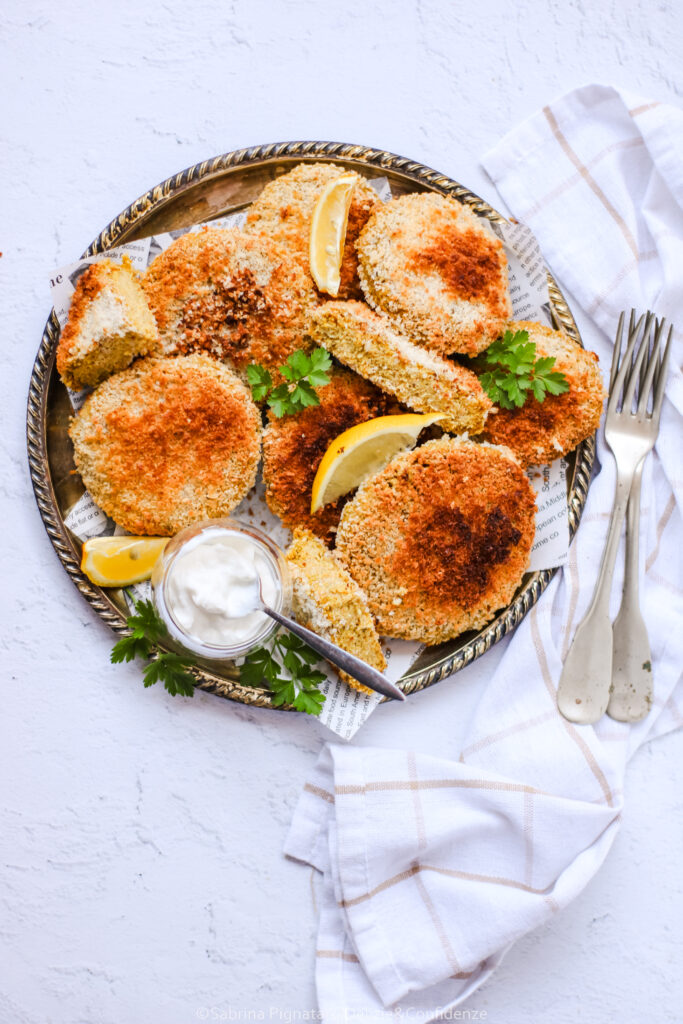 Burger croccanti di quinoa e ceci con carote al miele e tahina.