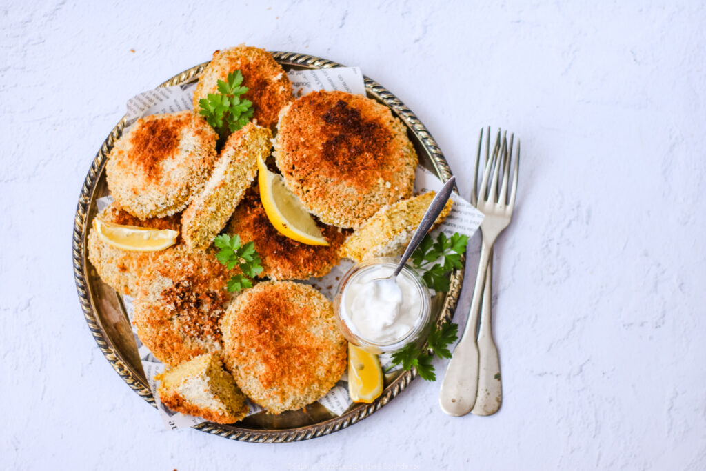 Burger croccanti di quinoa e ceci con carote al miele e tahina.
