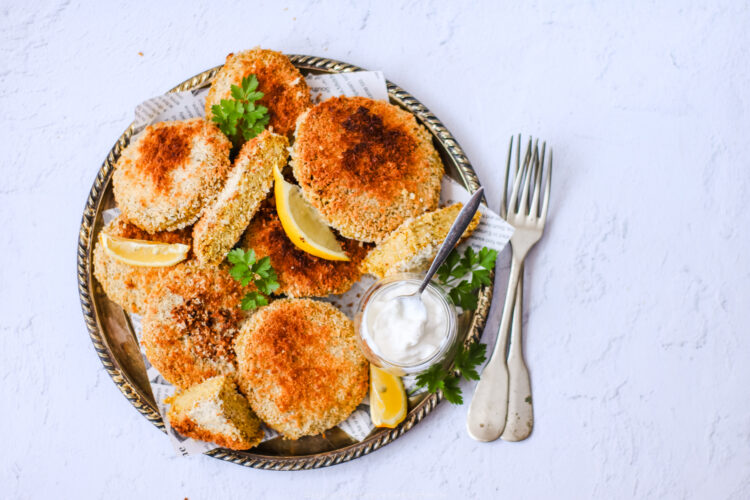 Burger croccanti di quinoa e ceci con carote al miele e tahina.