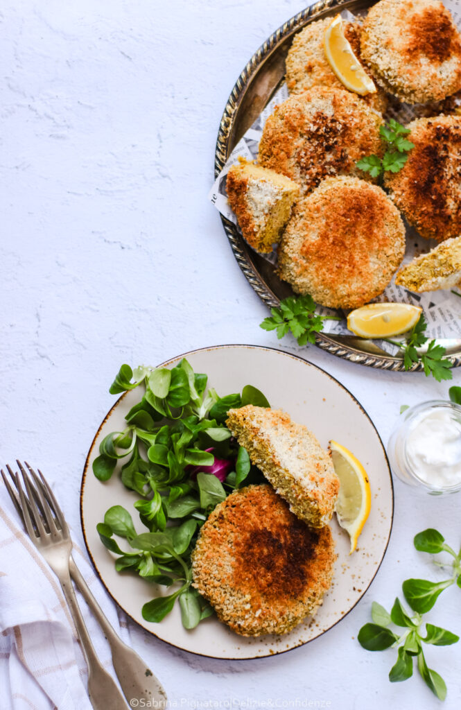 Burger croccanti di quinoa e ceci con carote al miele e tahina.