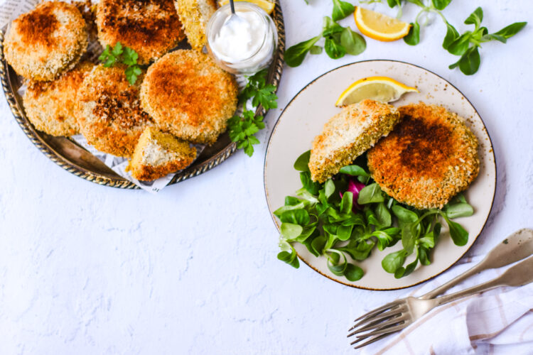 Burger croccanti di quinoa e ceci con carote al miele e tahina.