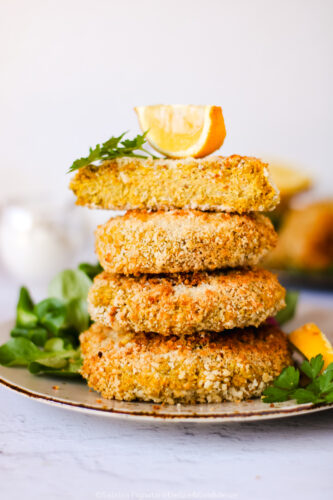 Burger croccanti di quinoa e ceci con carote al miele e tahina.