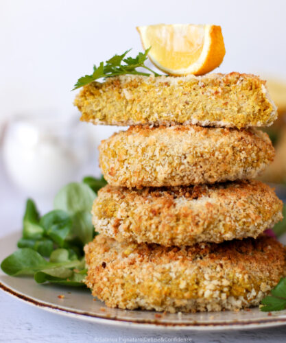 Burger croccanti di quinoa e ceci con carote al miele e tahina.