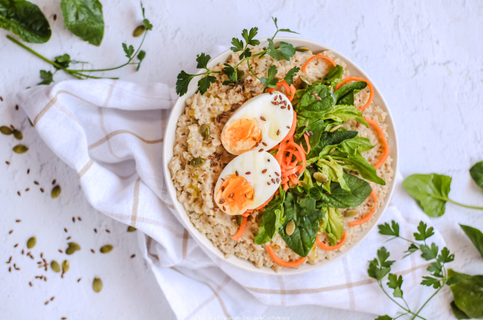 Porridge salato con uovo morbido, spinacino e verdure fresche