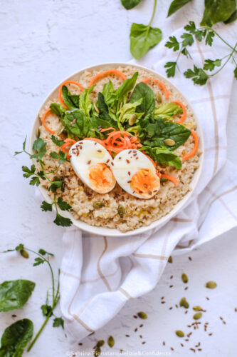 Porridge salato con uovo morbido e spinaci freschi