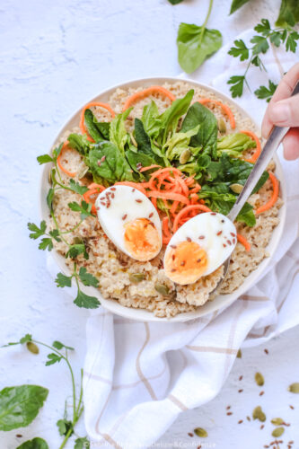 Porridge salato con uovo morbido e spinaci freschi
