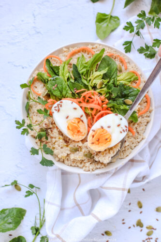 Porridge salato con uovo morbido e spinaci freschi