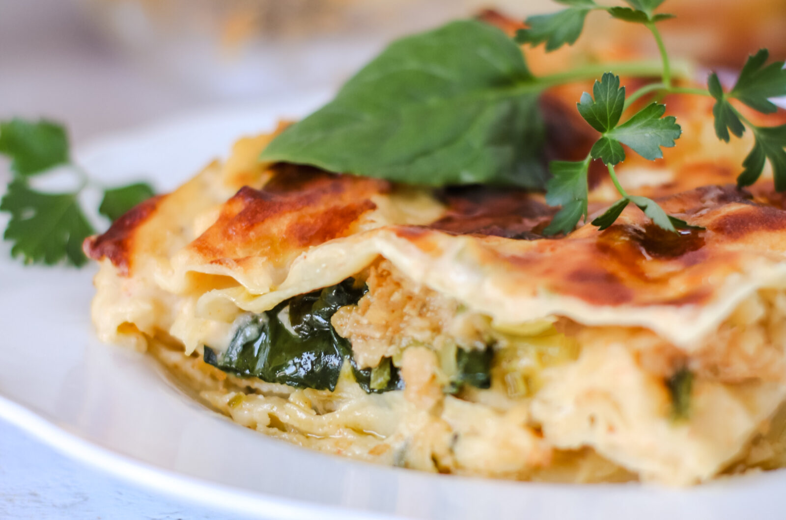 Lasagnetta primaverile con lenticchie rosse, spinaci e besciamella vegetale