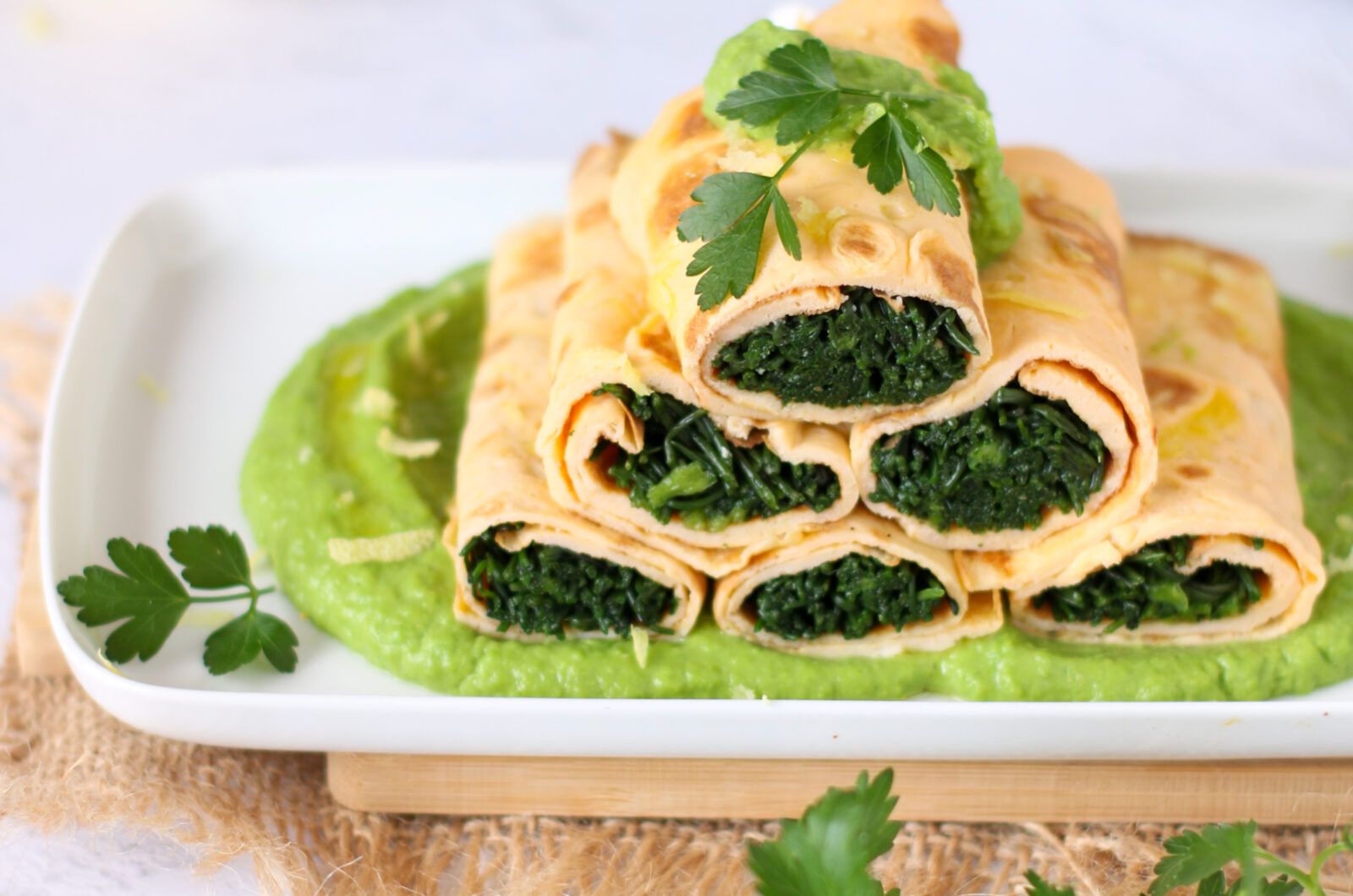 Frittatine soffici con agretti su crema di piselli