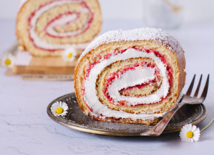 Rotolo di pasta biscotto bagnato all’Alchermes e farcito con crema al latte vegetale