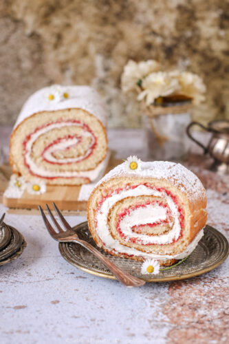 Rotolo di pasta biscotto bagnato all’Alchermes e farcito con crema al latte vegetale