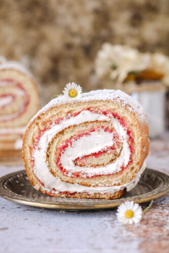 Rotolo di pasta biscotto bagnato all’Alchermes e farcito con crema al latte vegetale