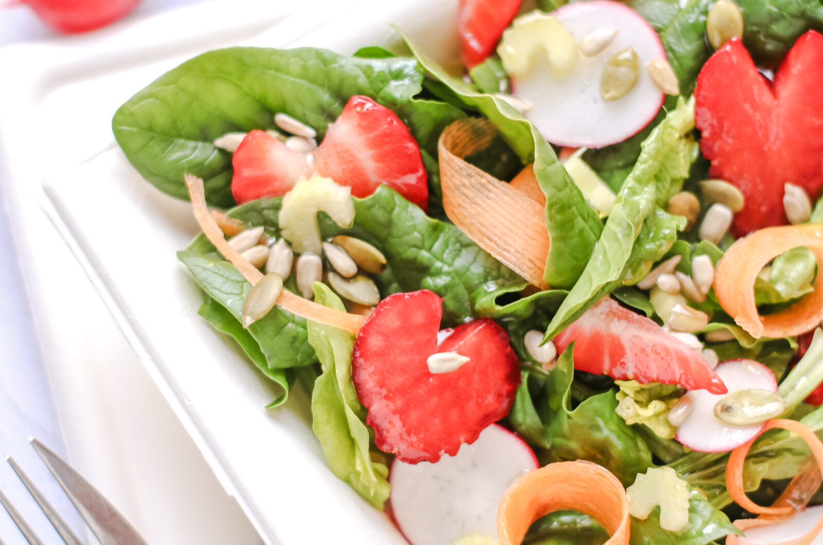 Insalata di fragole e spinaci: il piatto primaverile che unisce gusto e benessere